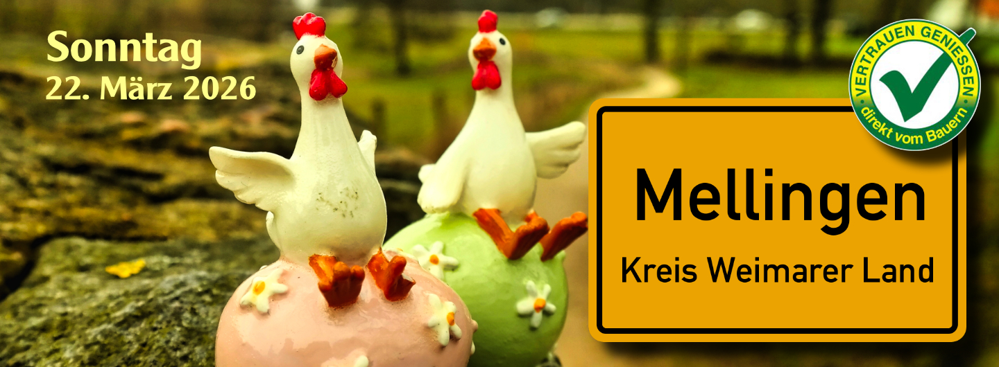 Zwei Hühnerfiguren, die jeweils auf einem bunten Ei sitzen. Eins zeigt mit dem Flügel auf ein Ortsschild vom Mellingen